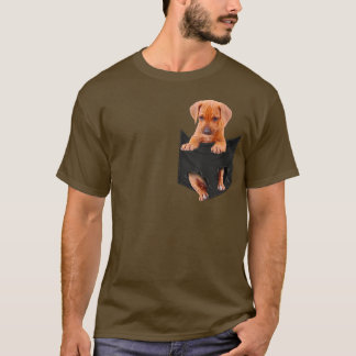 Funny Rhodesian Ridgeback in Ihrem Pocket für Hund T-Shirt