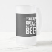 Funny Rhymes With St Patrick's Day Beer Pun Mattglas Bierglas (VorderseiteRechts)