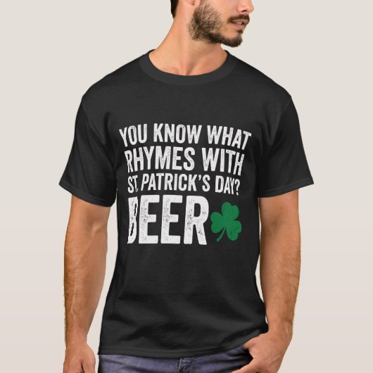 Funny Rhymes With St Patrick's Day Beer Pun T-Shirt (Vorderseite)