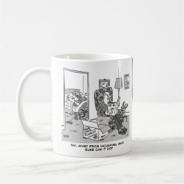 Funny Robot Cartoon. Ehefrau ist im Bett mit einem Kaffeetasse