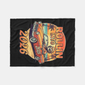 Funny Rollin Into 2026 Retro Car Sunset Vibes Artw Fleecedecke (Vorderseite (Horizontal))
