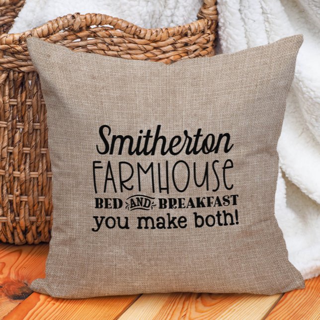 Funny Rustic Burlap Custom Farmhouse Bed Breakfast Kissen (Family name "Farmhouse bed and breakfast" funny country decorator pillow)
