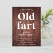 Funny Rustic Holz Alte Furz jedes Alters Geburtsta Einladung (Stehend Vorderseite)