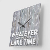 Funny Rustic Wood Lake Time Quadratische Wanduhr (Winkel)