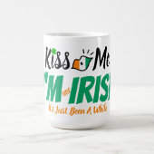 Funny Saint Patrick's Day Kiss Me Ich bin irisch Kaffeetasse (Mittel)