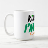 Funny Saint Patrick's Day Kiss Me Ich bin irisch Kaffeetasse (Links)