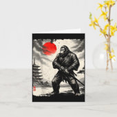 Funny Samurai Bigfoot Japanese Art Graphic Tee Ani Karte (Gelbe Blume)