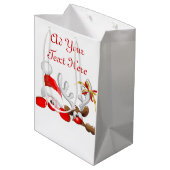 Funny Santa and Reindeer Cartoon Mittlere Geschenktüte (Rückseite Schrägansicht)