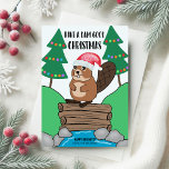 Funny Santa Beaver Dam Gute Weihnachten<br><div class="desc">Teilen Sie sich einen Spaß mit dieser Weihnachtskarte mit einem niedlichen Biber in einer Weihnachtsmannmütze,  die stehend über dem Damm in einem von Weihnachtsbäumen umgebenen Bach liegt. Gruß sagt: "Einen Damm gut Weihnachten haben". Original-Kunstwerk von KL Stock.</div>