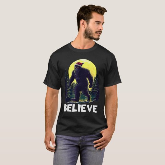 Funny Santa Bigfoot Christmas Sasquatch Believe Xm T-Shirt (Vorne ganz)