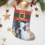 Funny Santa Claus Hund Foto und Name Personalisier Kleiner Weihnachtsstrumpf<br><div class="desc">Dein Hund wird diesen lustigen WeihnachtsStrumpf personalisiert für ihn Liebe geben. Fügen Sie den Namen Ihres Hundes dem rot-schwarzen Gürtel des Weihnachtsmannes und ein Foto unten hinzu. Niedlich und festlich und viel Platz für Hunde Leckereien . . . ein Weihnachtsfest,  der für viele Jahre geschätzt wird.</div>