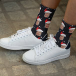 Funny Santa Foto Weihnachtssocken Socken<br><div class="desc">Fun santa Foto Socken,  wird ein humorvolles Weihnachtsgeschenk für Vater,  Onkel,  Großvater,  Bruder oder sonst jemand! Mit einem Foto mit einer Cartoon-Weihnachtsmannmütze. Die Hintergrundfarben können durch Anklicken des entsprechenden Links nach der Personalisierung verändert werden.</div>