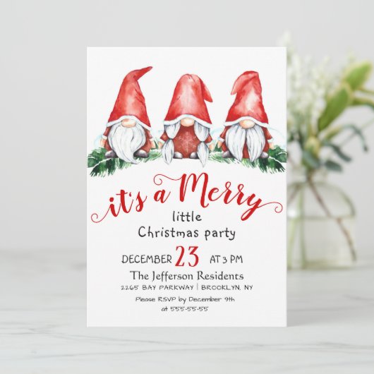 Funny Santa Gnomes Frohe Weihnachten Kleines Party Einladung (Stehend Vorderseite)