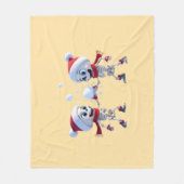 Funny Santa Skeletons Having a Snowball Fight  Fleecedecke (Vorderseite)