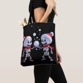 Funny Santa Skeletons Having a Snowball Fight Tasche (Von Nahem)