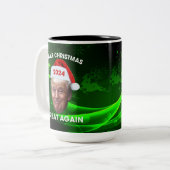 Funny Santa Trump 2024 Make Christmas Great Again Zweifarbige Tasse (Vorderseite Links)