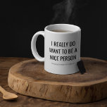 Funny Sarcastic Geschenk | Ich wollte, eine nette  Kaffeetasse<br><div class="desc">Die sonnige sarkastische Tasse mit fett geschriebenen Worten: "I WIRALLY DO WOLL TO BE A NICE PERSON" und dann darunter in winzigen Schriften "aber die Leute machen es so schwer".</div>