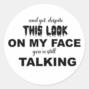 Funny Sarcastic Trotz Blick auf mein Gesicht Runder Aufkleber