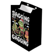Funny SarcasticChristmas Sagging But Still Gagging Mittlere Geschenktüte (Vorderseite Schrägansicht)