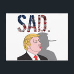 Funny sarkastisch gegen Präsident Donald Trump Postkarte<br><div class="desc">Exklusives Präsident Donald Trump lustiges und sarkastisches Design,  mit der amerikanischen Flagge in seinem berühmten Slogan SAD. Machen Sie Amerika wieder großartig..?
Zeigen Sie Ihre Unterstützung für die Anti-Trump-Kampagne mit diesem Design!</div>