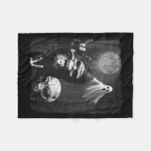 Funny Sasquatch & Alien Rock On Hand Sign Ghos Fleecedecke (Vorderseite (Horizontal))