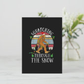 Funny Sasquatch Christmas Squatching Bigfoot Xmas Einladung (Stehend Vorderseite)