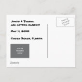 Funny Save the Date Card Beach Wedding Ankündigungspostkarte (Rückseite)