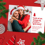 Funny Schau uns Weihnachts-Foto an | Rot Feiertagskarte<br><div class="desc">Diese lustige Urlaubsfotokarte zeigt Retro-Stil Typografie mit dem Titel "Schau uns an, sei alles festlich und so" in rot über einem weißen Hintergrund. Ein kleiner Weihnachtsbaum fügt diese besondere festliche Touch hinzu. Don diese Weihnachtsmannmützen, Rentierfresser, hässliche Pullover, oder andere offensichtliche Weihnachtsbekleidung und Accessoires. Dann schnappen Sie ein paar Fotos. Lade...</div>