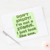 Funny schieß nicht, schau einfach wie Zombie aus Quadratischer Aufkleber (Umschlag)