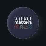 Funny Science Matters Geek and Nerd Scientist Button<br><div class="desc">Wissenschaft ist wichtig. Inspiration für alle, die an wissenschaftliche Beweise, Labrador-Experimente und Forschung glauben. Coole motivierend Ware für Lehrer, Wissenschaftler und Schüler. Ideal für Wissenschaftsfreaks, Nerd, Gymnasiallehrer und Schüler, die Liebe Biologie, Physik und Chemie. Große Weihnachtsgeschenke und Geburtstagsgeschenk für Sohn, Tochter, Uni, Bruder oder Schwester. Die Hintergrundfarbe kann auf die...</div>