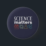 Funny Science Matters Geek and Nerd Scientist Button<br><div class="desc">Wissenschaft ist wichtig. Inspiration für alle, die an wissenschaftliche Beweise, Labrador-Experimente und Forschung glauben. Coole motivierend Ware für Lehrer, Wissenschaftler und Schüler. Ideal für Wissenschaftsfreaks, Nerd, Gymnasiallehrer und Schüler, die Liebe Biologie, Physik und Chemie. Große Weihnachtsgeschenke und Geburtstagsgeschenk für Sohn, Tochter, Uni, Bruder oder Schwester. Die Hintergrundfarbe kann auf die...</div>