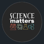 Funny Science Matters Geek and Nerd Scientist Runder Aufkleber<br><div class="desc">Wissenschaft ist wichtig. Inspiration für alle, die an wissenschaftliche Beweise, Labrador-Experimente und Forschung glauben. Coole motivierend Ware für Lehrer, Wissenschaftler und Schüler. Ideal für Wissenschaftsfreaks, Nerd, Gymnasiallehrer und Schüler, die Liebe Biologie, Physik und Chemie. Große Weihnachtsgeschenke und Geburtstagsgeschenk für Sohn, Tochter, Uni, Bruder oder Schwester. Die Hintergrundfarbe kann auf die...</div>