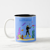 Funny Scuba Diver und Fischarten Cartoon Zweifarbige Tasse (Links)