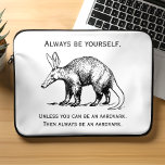 Funny sein immer du selbst oder sei ein Aardvarer Laptopschutzhülle<br><div class="desc">"Sei immer du selbst. Es sei denn,  Sie können ein Gartenwart sein. Dann sei immer ein Gartenwart." Diese Worte der Weisheit werden begleitet von einer Schwarz-Weiß-Illustration eines Aardvarks.</div>