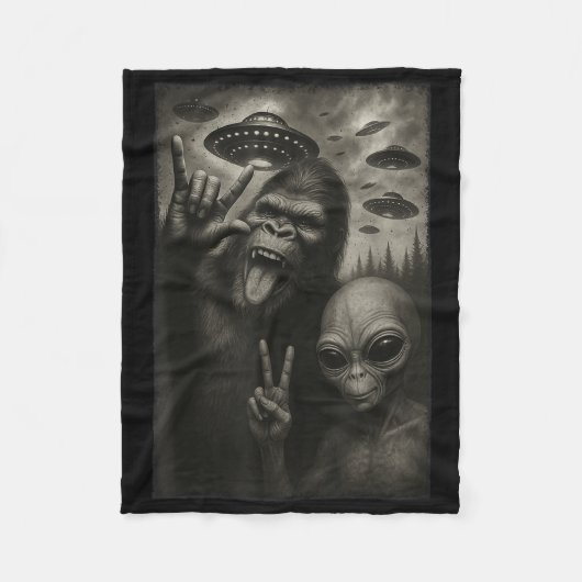 Funny Selfie Bigfoot Alien Sasquatch Rock On Hand Fleecedecke (Vorderseite)