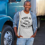 Funny Semi Truck Driver So Roll ich Custom T-Shirt<br><div class="desc">Dieser lustige T - Shirt für einen Sattelschlepper enthält einen gelben Müllwagen in der unglaublich witzig Phrase Das ist,  wie ich Roll. Eine coole Kulturreferenz für einen 18-Rad-Fahrzeugfahrer,  der modernen Spaß mag. Niedlicher personalisierter Tee für Traktor-Trailer-Treiber mit eigenem Text.</div>