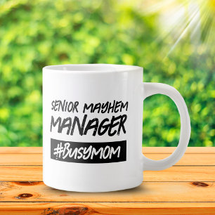 Funny Senior Mayhem Manager Hashtag beschäftigt Ma Jumbo-Tasse