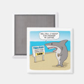 Funny Shark braucht Kaffee vor dem Arbeitspenster Magnet (Vorderseite/Rückseite)