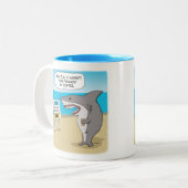 Funny Shark braucht Kaffee vor der Arbeit Zweifarbige Tasse (Vorderseite Links)