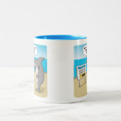 Funny Shark braucht Kaffee vor der Arbeit Zweifarbige Tasse (Mittel)