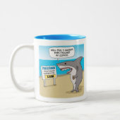 Funny Shark braucht Kaffee vor der Arbeit Zweifarbige Tasse (Links)