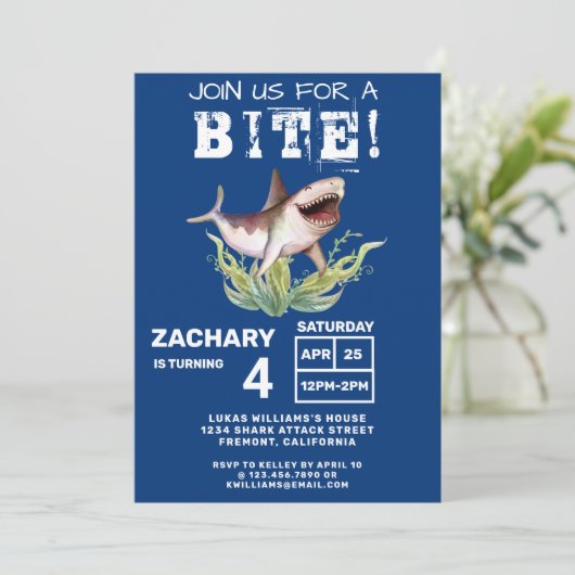 Funny Shark schließt sich uns für eine Bite Boys B Einladung (Stehend Vorderseite)