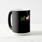 Funny Sheep Xmas Red Pläd Gift Verwandlungstasse (Vorderseite Links)