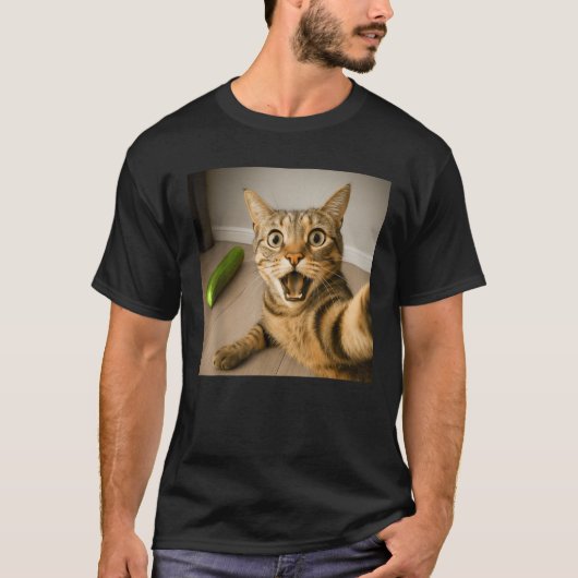 Funny Shocked Cat Selfie with Cucumber Meme Design T-Shirt (Vorderseite)