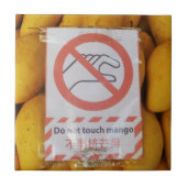 Funny Sign 'Do not Touch mango' Fliese (Vorderseite)