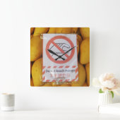 Funny Sign 'Do not Touch mango' Quadratische Wanduhr (Zuhause)