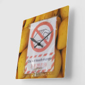 Funny Sign 'Do not Touch mango' Quadratische Wanduhr (Winkel)