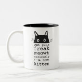 Funny Simple Cat Puns Freak Meowt Zweifarbige Tasse (Links)