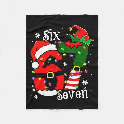 Funny Six Seven 67 Meme 6 7 Elf Santa Christmas Pa Fleecedecke (Vorderseite)