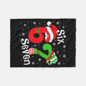Funny Six Seven 67 Meme 6 7 Elf Santa Christmas Pa Fleecedecke (Vorderseite (Horizontal))